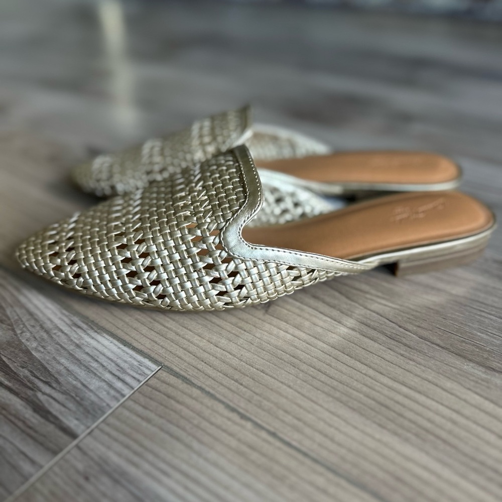 Universal Thread Gold Woven Slides NWT SZ 7.5 - Picture 4 of 8